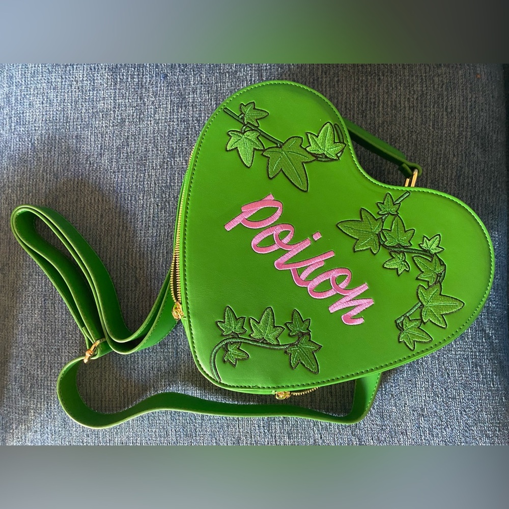 Backstitch Bruja 💚 Poison Ivy 🌿 Green Heart Crossbody Bag - Picture 2 of 5